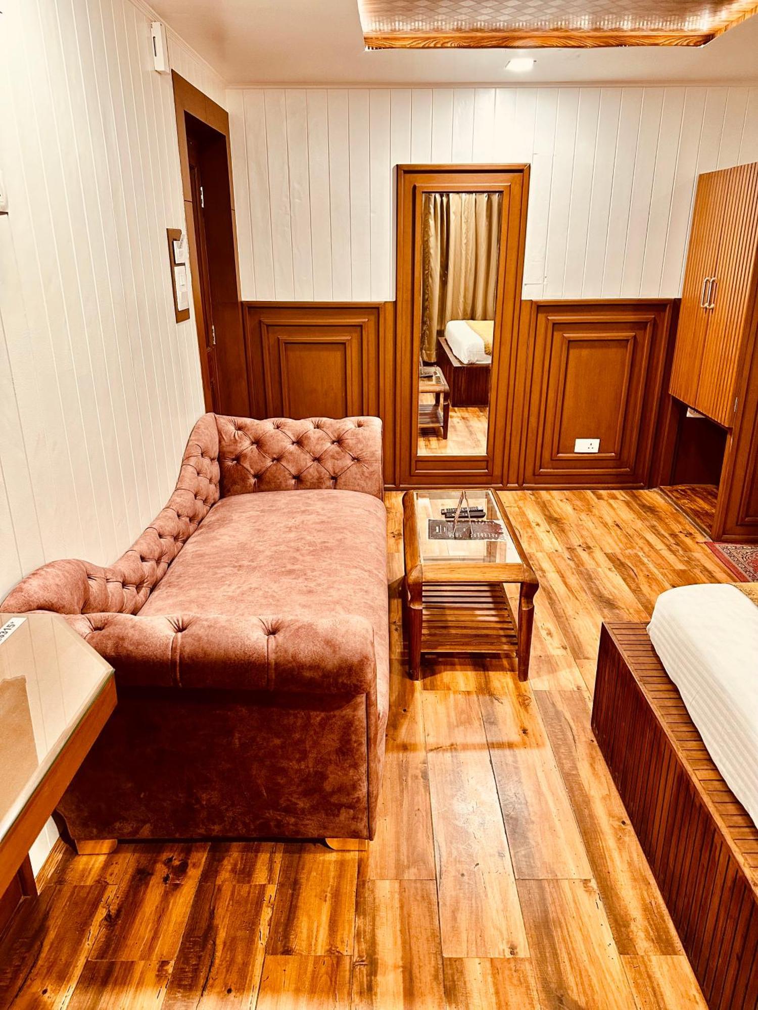Walisons Hotel Srīnagar Exteriér fotografie